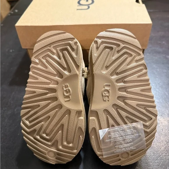 Brand new UGG Neumel ll Sand Beige Toddler size 8c